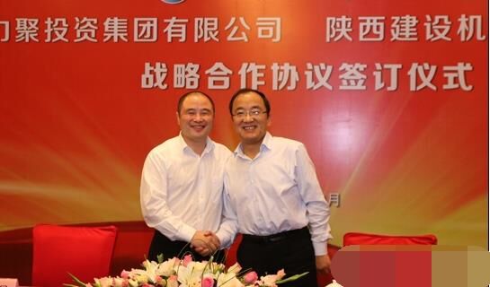 近日，陜建機(jī)械與安徽力聚簽訂戰(zhàn)略合作協(xié)議，陜建機(jī)械董事長(zhǎng)楊宏軍，副總經(jīng)理、營(yíng)銷總監(jiān)賀衛(wèi)東，安徽力聚投資集團(tuán)董事長(zhǎng)宋執(zhí)壽，黨支部書記陳邦勤以及安徽潤(rùn)路公司總經(jīng)理杜永龍等單位領(lǐng)導(dǎo)出席了會(huì)議