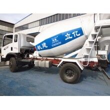 專業(yè)生產(chǎn)小型混凝土罐車，億立實業(yè)2m3攪拌罐車