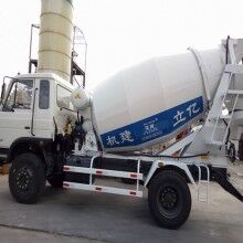 河南攪拌罐車生產(chǎn)廠家，億立實業(yè)4m3混凝土罐車專賣